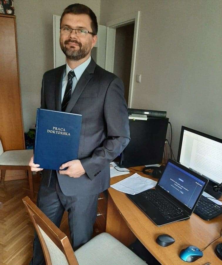 Obrona doktoratu odbyła się zdalnie, w garniturze ...i bez butów.