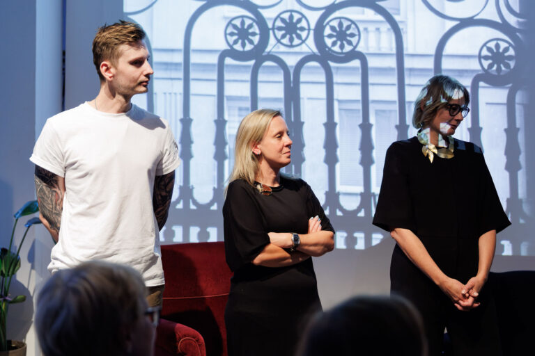 Od lewej Mateusz Matusiak, autor zdjęć do Atlasu, Katarzyna Uchowicz, historyczka sztuki, Anna Wiszniewska, współautorka Atlasu