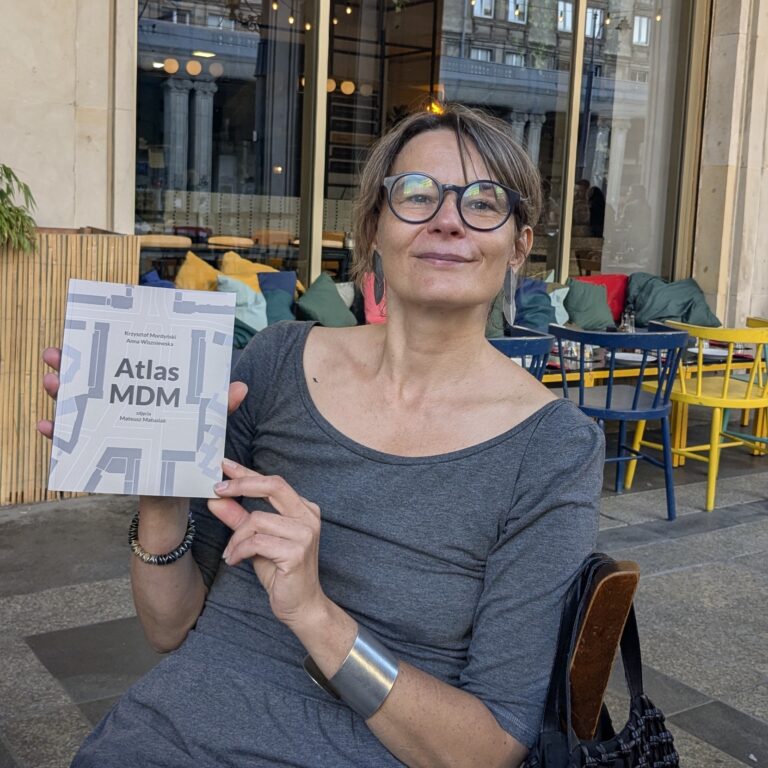 Anna Wiszeniwska z egzemplarzem Atlasu