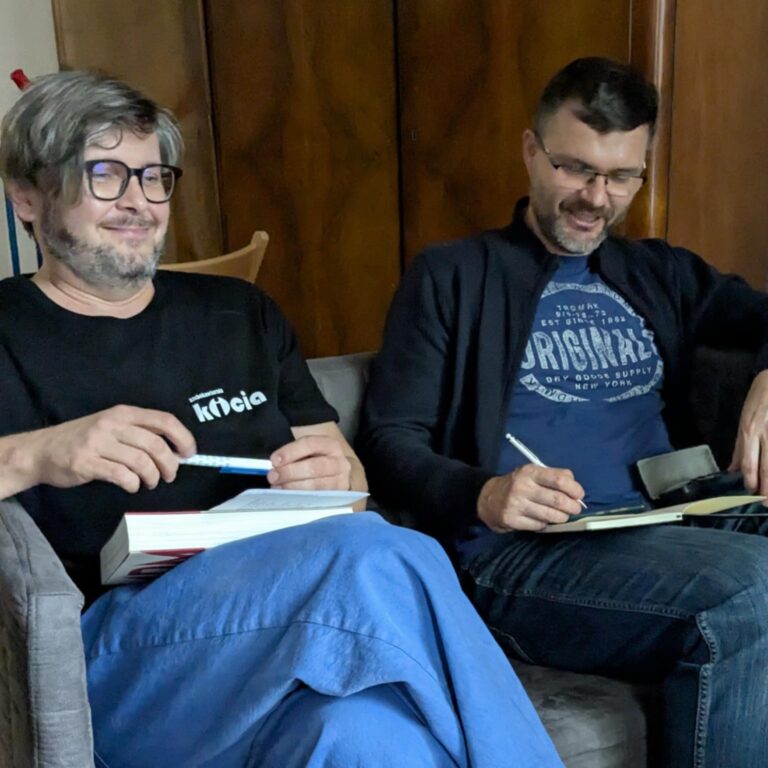 Cezary Polak i Krzysztof Mordyński przygotowują się na pokaz "Śmiesznie, strasznie, prawdziwie. Filmowe rarytasy z MDM"