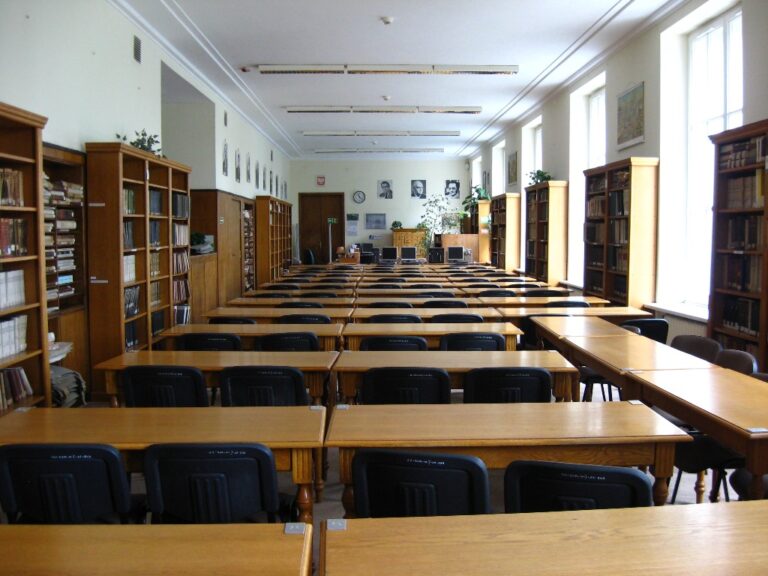 Zapamiętałem czytelnię Biblioteki Wydziału, miejsce nauki, ale też studenckich spotkań.